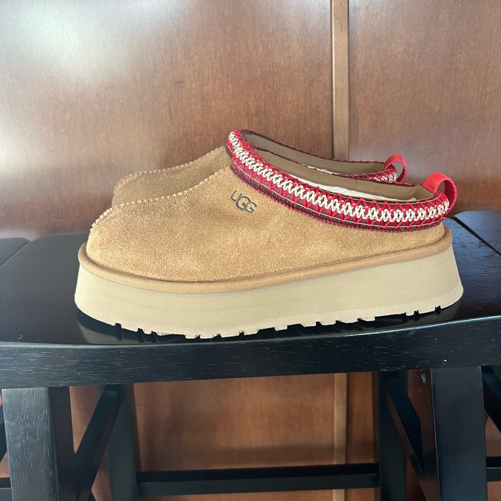 UGG TAZZ Size 8